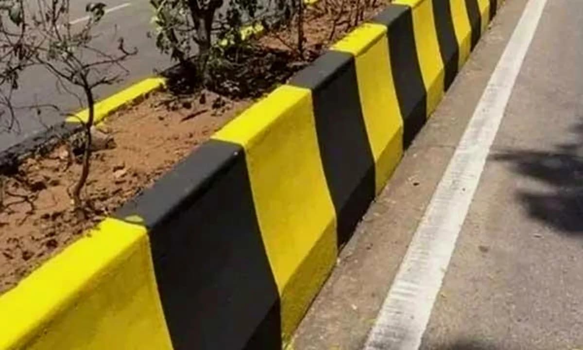 Waterborne Kerb Marking Paint on highway medians and dividers